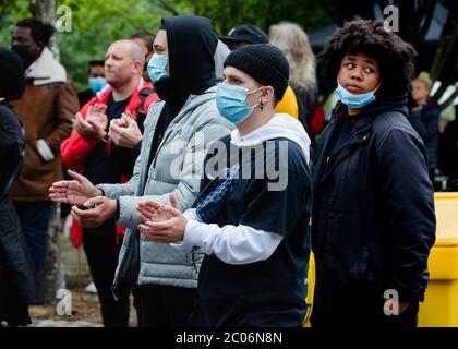 Newport, pays de Galles, Royaume-Uni. 11 juin 2020. Des centaines de personnes se sont jointes aux manifestations à la suite du décès de George Floyd, un homme afro-américain de 46 ans, décédé lors d'une arrestation par la police de Minneapolis pour avoir prétendument utilisé une fausse facture. Sa mort a suscité d'énormes protestations dans le monde contre la discrimination raciale. Credit: Tracey Paddison/Alay Live News Banque D'Images