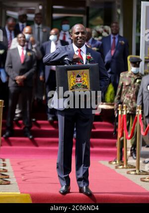 Le secrétaire du Conseil du Trésor et de la planification du Kenya, Ukur Yatani, avec son porte-documents budgétaires avant de le laisser au Parlement pour la lecture du budget 2020/2021.le budget du Kenya s'élève à 3.2 billions de dollars et cherche à relancer une économie ravagée par la pandémie de Covid-19. Banque D'Images