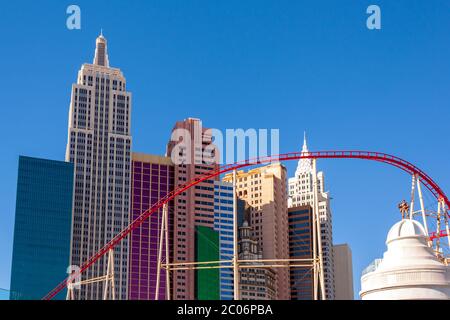 Las Vegas, NV / USA - février 27 2019: Situé sur le Strip de Las Vegas, New York - New York Hotel and Casino dispose d'un rollercoaster et des répliques de Banque D'Images