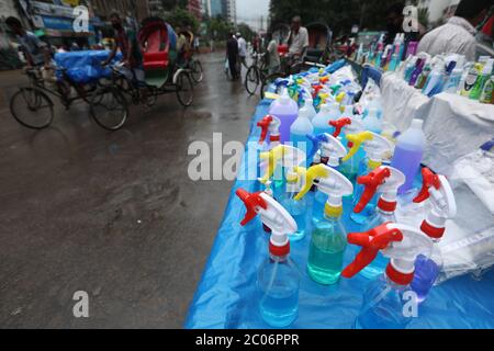 Une exposition de fausses bouteilles de désinfectant pour les mains sur un marché pendant la crise du coronavirus.le Bangladesh a enregistré 37 nouveaux décès du mortel Covid-19 en 24 heures jeudi, portant le nombre total de décès à 1,049.le pays a également enregistré 3,187 nouveaux cas de Covid-19 au cours de la même période, le nombre total de cas actifs dans le pays est de 78,052. Banque D'Images