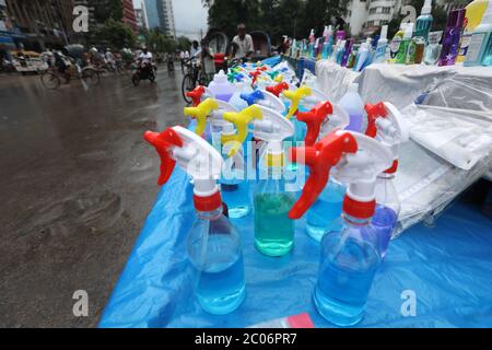 Une exposition de fausses bouteilles de désinfectant pour les mains sur un marché pendant la crise du coronavirus.le Bangladesh a enregistré 37 nouveaux décès du mortel Covid-19 en 24 heures jeudi, portant le nombre total de décès à 1,049.le pays a également enregistré 3,187 nouveaux cas de Covid-19 au cours de la même période, le nombre total de cas actifs dans le pays est de 78,052. Banque D'Images