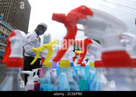 Un homme qui vend de fausses bouteilles de désinfectant pour les mains pendant la crise du coronavirus.le Bangladesh a enregistré 37 nouveaux décès par rapport au mortel Covid-19 en 24 heures jeudi, portant le nombre total de décès à 1,049.le pays a également enregistré 3,187 nouveaux cas de Covid-19 au cours de la même période, le nombre total de cas actifs dans le pays est de 78,052. Banque D'Images