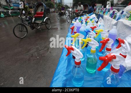 Une exposition de fausses bouteilles de désinfectant pour les mains sur un marché pendant la crise du coronavirus.le Bangladesh a enregistré 37 nouveaux décès du mortel Covid-19 en 24 heures jeudi, portant le nombre total de décès à 1,049.le pays a également enregistré 3,187 nouveaux cas de Covid-19 au cours de la même période, le nombre total de cas actifs dans le pays est de 78,052. Banque D'Images