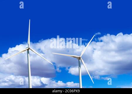 Éoliennes génératrices à ciel nuageux Banque D'Images