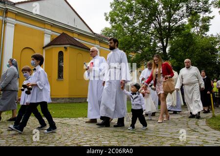 Serveur d'autel des garçons portant des masques de visage à la paroisse de la Sainte Vierge Marie de Czestochowa à la rue Kochanowskiego pendant la procession.la Fête du corps et du sang du Christ (Corpus Christi) Est une fête dédiée à la vénération du corps et du sang du Christ, dans laquelle le pain et le vin sont transformés pendant l'Eucharistie selon la foi chrétienne. Selon la tradition, une procession solennelle est organisée dans les rues de l'Église catholique ce jour-là. En Pologne, ce jour est un jour férié. Cette année, de nombreux participants au cortège portaient des masques médicaux, dont alt Banque D'Images