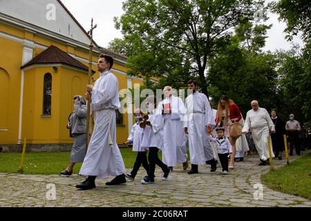 Serveur d'autel des garçons portant des masques de visage à la paroisse de la Sainte Vierge Marie de Czestochowa à la rue Kochanowskiego pendant la procession.la Fête du corps et du sang du Christ (Corpus Christi) Est une fête dédiée à la vénération du corps et du sang du Christ, dans laquelle le pain et le vin sont transformés pendant l'Eucharistie selon la foi chrétienne. Selon la tradition, une procession solennelle est organisée dans les rues de l'Église catholique ce jour-là. En Pologne, ce jour est un jour férié. Cette année, de nombreux participants au cortège portaient des masques médicaux, dont alt Banque D'Images