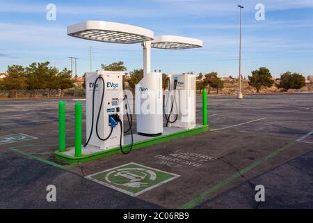 Victorville, Californie - 11 mars 2019 : station de charge EVgo au centre commercial Victor Valley Mall, dans la ville de Victorville. Banque D'Images