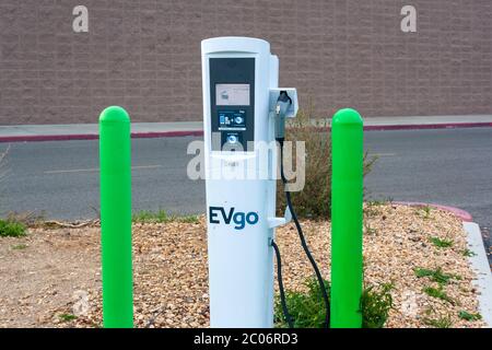 Victorville, Californie - 11 mars 2019 : une unité de charge EVgo au centre commercial Victor Valley Mall, dans la ville de Victorville. Banque D'Images