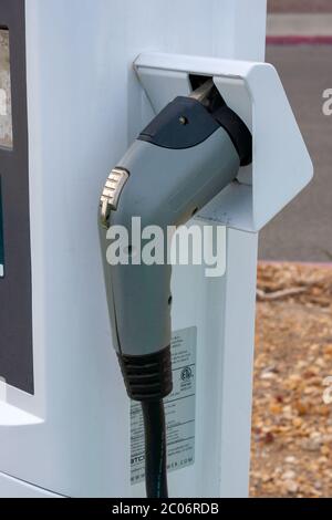 Victorville, Californie - 11 mars 2019 : un porte-fiche de recharge EVgo au centre commercial Victor Valley Mall, dans la ville de Victorville. Banque D'Images