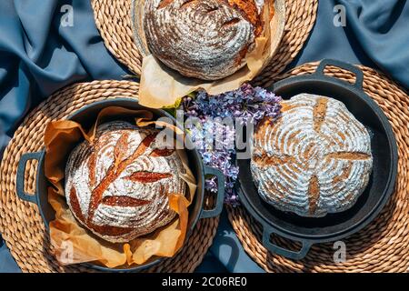 Pain bio fait maison. Pain artisanal de levain fraîchement cuit. Une alimentation saine. Avec 100% de grain entier, farine germé et sans sucres ajoutés et végétative Banque D'Images