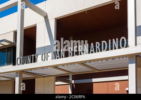 Hesperia, CA / USA - Mars 13 2019: Bureaux pour le comté de San Bernardino situé dans le désert de Mojave. Banque D'Images