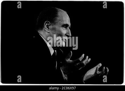 François Mitterrand prenant la parole lors d'un rassemblement électoral présidentiel à Toulouse, France, 1988 François Maurice Adrien Marie Mitterrand[a] (26 octobre 1916 – 8 janvier 1996) était un homme d'État français qui a été président de la France de 1981 à 1995, la plus longue période de l'histoire de la France. En tant que Premier secrétaire du Parti socialiste, il a été le premier politicien de gauche à assumer la présidence sous la Cinquième République. Banque D'Images