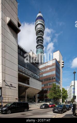 Vue depuis Ogle Street, avec l'université de Westminster en premier plan. BT Tower, Londres, Royaume-Uni. Architecte : Bedford & Yates, 1965. Banque D'Images