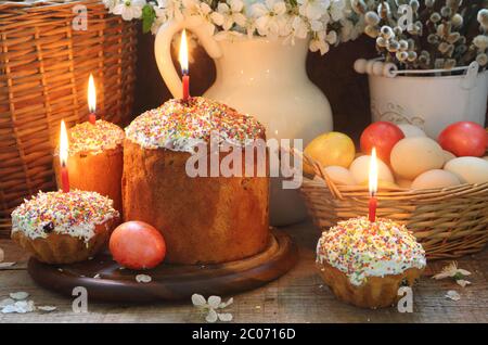 Gâteau de Pâques, œufs et bouquet de printemps Banque D'Images