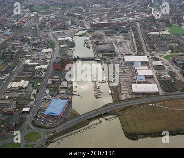 1995, vue aérienne des quais de Grimsby, avant le redéveloppement, Humberside, est de l'Angleterre, Royaume-Uni Banque D'Images