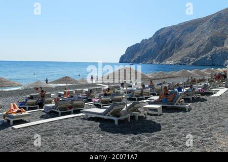 Kamari Santorini Grèce 15 septembre 2017, chaise de plage de luxe à la plage noire de Kamari Banque D'Images