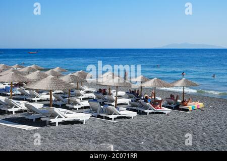Kamari Santorini Grèce 15 septembre 2017, chaise de plage de luxe à la plage noire de Kamari Banque D'Images
