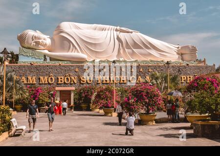 Grande statue de Bouddha au repos à la pagode Vinh Trang dans le delta du Mékong au Vietnam Banque D'Images