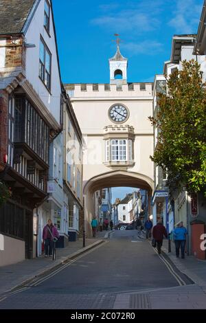 East Gate Arch sur Fore Street, Totnes, Devon, Angleterre, Royaume-Uni Banque D'Images