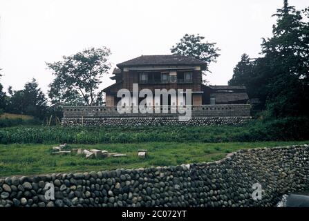 [ années 1950 Japon - logement familial en bois ] — UN logement familial en bois nouvellement construit dans la campagne japonaise, ca. 1950 (Showa 25). film de diapositives vintage du xxe siècle. Banque D'Images