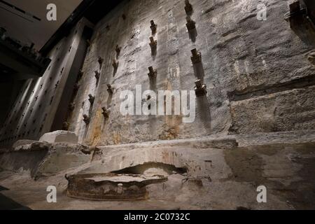 Les derniers vestiges de la colonne et le mur de lisier dans le National 9/11 Memorial Museum at Ground Zero à Lower Manhattan, New York City, États-Unis. WTC Banque D'Images