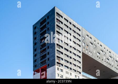 Madrid, Espagne - 6 juin 2020 : immeuble Mirador dans le quartier Sanchinarro de Madrid. Il a été conçu par le studio d'architectes néerlandais MVRDV Banque D'Images