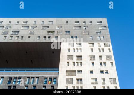 Madrid, Espagne - 6 juin 2020 : immeuble Mirador dans le quartier Sanchinarro de Madrid. Il a été conçu par le studio d'architectes néerlandais MVRDV Banque D'Images