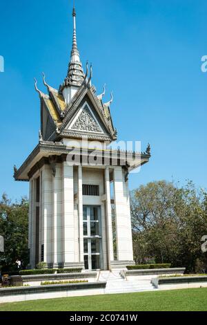 Un stupa commémoratif rempli de crânes des victimes dans les champs de meurtre, Choeung Ek, Section de Dangkao, Phnom Penh, Cambodge Banque D'Images