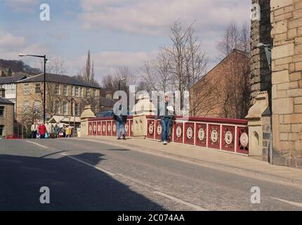 1996, pont sur la rivière Calder dans la ville pennine de Hebden Bridge, West Yorkshire, nord de l'Angleterre Royaume-Uni Banque D'Images