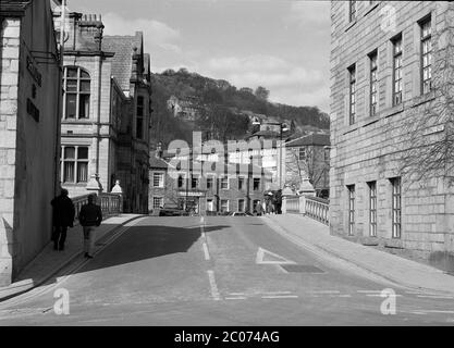 1996, pont sur la rivière Calder dans la ville pennine de Hebden Bridge, West Yorkshire, nord de l'Angleterre Royaume-Uni Banque D'Images