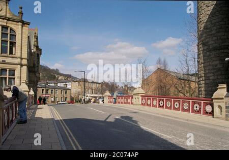 1996, pont sur la rivière Calder dans la ville pennine de Hebden Bridge, West Yorkshire, nord de l'Angleterre Royaume-Uni Banque D'Images