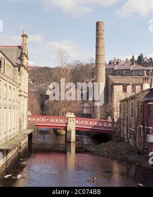 1996, pont sur la rivière Calder dans la ville pennine de Hebden Bridge, West Yorkshire, nord de l'Angleterre Royaume-Uni Banque D'Images