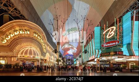 Le Golden Nugget et Binion's casinos sur la Fremont Street Experience à Las Vegas Banque D'Images