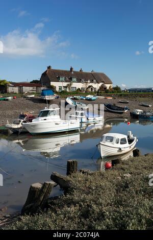 Vue sur le port et les chalets, Porlock Weir, Somerset, Angleterre, Royaume-Uni Banque D'Images