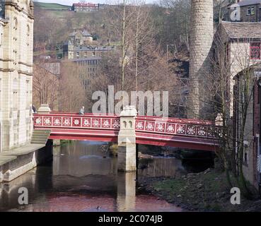 1996, pont sur la rivière Calder dans la ville pennine de Hebden Bridge, West Yorkshire, nord de l'Angleterre Royaume-Uni Banque D'Images