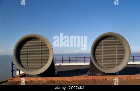 1996, travaux de traitement de l'eau récemment ouverts, Herne Bay, Kent, Angleterre du Sud-est, Royaume-Uni, montrant des ventilateurs circulaires en forme de trompette. Banque D'Images