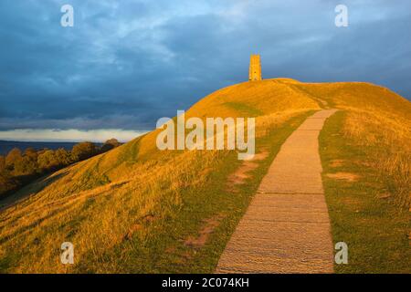 Glastonbury Tor avec tour de l'église St Michael's Church, Glastonbury, Somerset, Angleterre, Royaume-Uni Banque D'Images