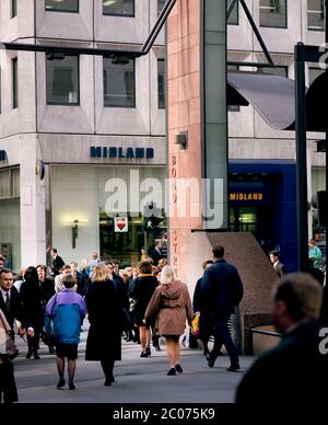 Le quartier bancaire du centre-ville de Leeds est occupé par les employés de bureau, en 1996. West Yorkshire, nord de l'Angleterre, Royaume-Uni Banque D'Images