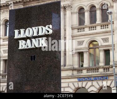 Le quartier bancaire du centre-ville de Leeds est occupé par les employés de bureau, en 1996. West Yorkshire, nord de l'Angleterre, Royaume-Uni Banque D'Images