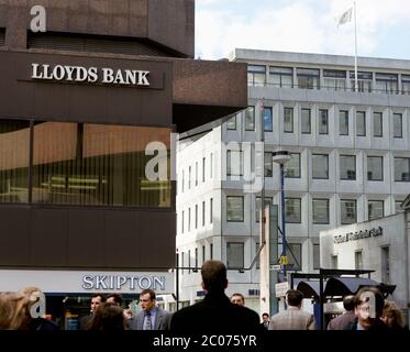 Le quartier bancaire du centre-ville de Leeds est occupé par les employés de bureau, en 1996. West Yorkshire, nord de l'Angleterre, Royaume-Uni Banque D'Images