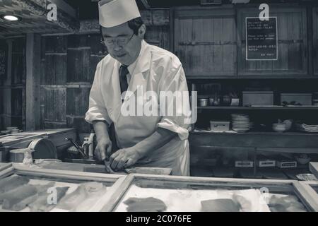 Chef cuisinier maître Sushi préparant du thon frais Nigiri à Tokyo, Japon Banque D'Images