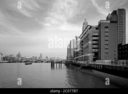 1996, le quai OXO récemment restauré, sur la rive sud de la Tamise, Londres, Angleterre du Sud-est, Royaume-Uni, montrant la ligne d'horizon de la ville avant le développement du XXIe siècle, St Pauls visible Banque D'Images