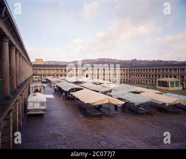 1996, The Piece Hall à Halifax, avant la rénovation et la restauration actuelles, West Yorkshire, nord de l'Angleterre, Royaume-Uni Banque D'Images