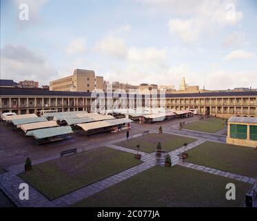 1996, The Piece Hall à Halifax, avant la rénovation et la restauration actuelles, West Yorkshire, nord de l'Angleterre, Royaume-Uni Banque D'Images