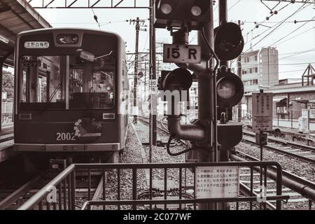 Train de rue japonais traditionnel qui vous attend dans une gare de Kyoto au Japon Banque D'Images