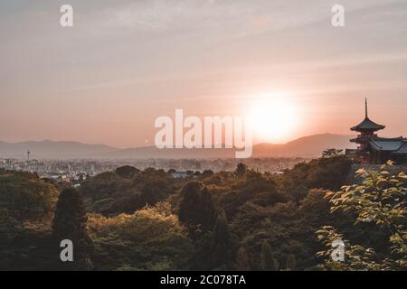 Magnifique coucher de soleil rose sur Kyoto depuis le temple Kyomizu Dera au Japon Banque D'Images