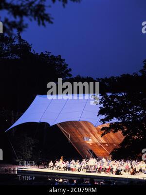 Soirée d'ouverture avec le public. Crystal Palace Bowl, LONDRES, Royaume-Uni. Architecte: Ian Ritchie Architects, 1996. Banque D'Images