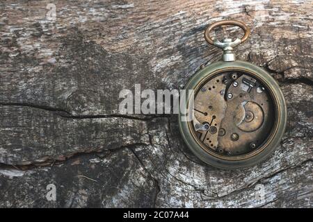 vieux moteur de montre de poche sur fond rustique en bois Banque D'Images