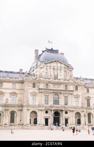 PARIS, FRANCE - 17 septembre 2019 : vue magnifique sur le palais du Louvre et les touristes méconnus visitant le musée du Louvre. L'entrée principale de Banque D'Images