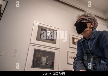 Un visiteur portant un masque facial comme mesure préventive visite l'exposition Barbara Hammer au Centre de la Virreina de la Image.Musées et expositions ouverts avec une capacité contrôlée après avoir atteint la phase 2 à Barcelone. Banque D'Images
